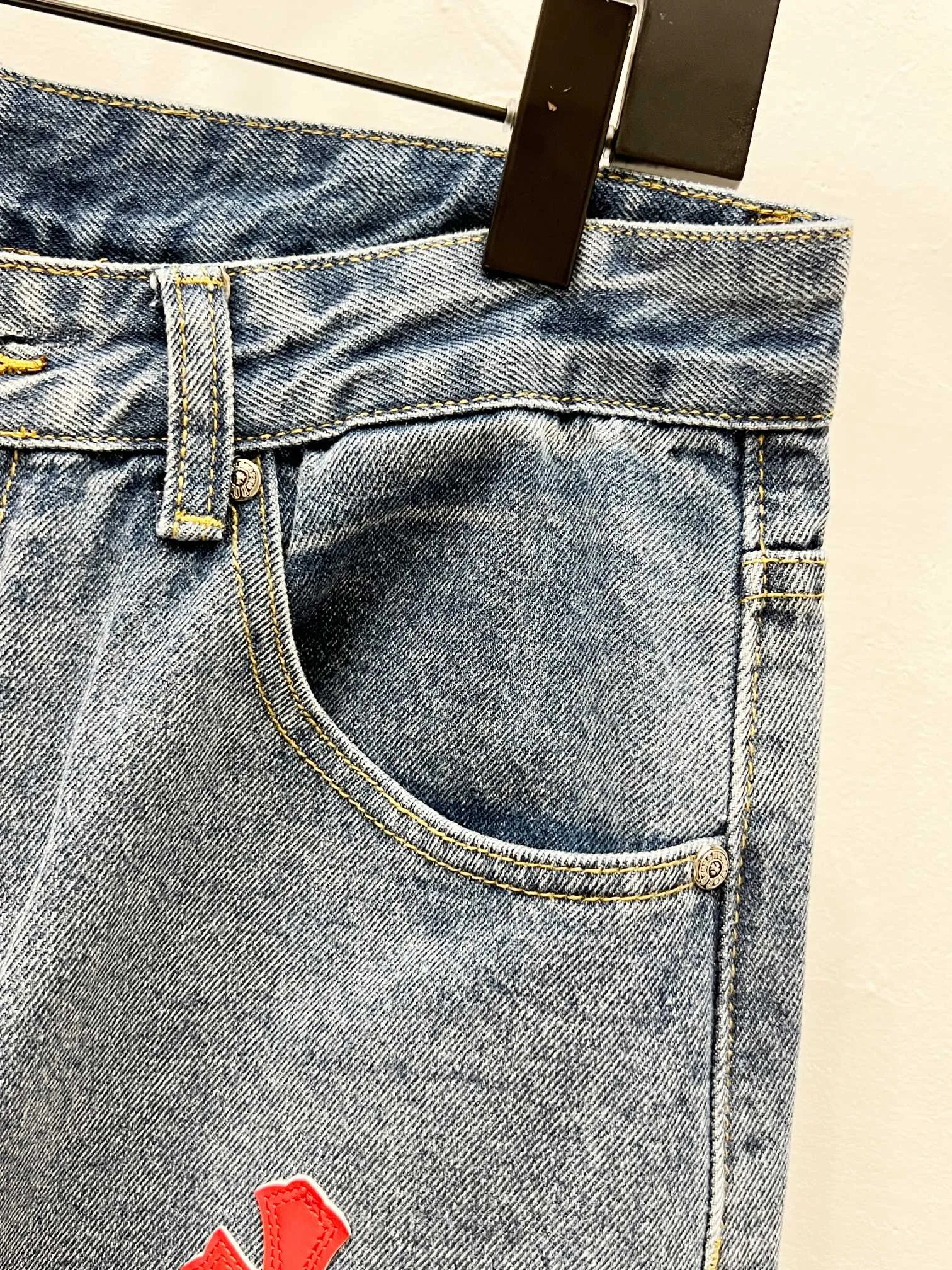 P260 Style number: (K630) Style number: (K550) Chrome Hearts & Chrome Hearts CH city limited series Sanskrit cross patch leather jeans need to be washed and then disassembled and hand-sewn sheepskin cross leather is then spliced ​​to complete. The whole piece requires too much craftsmanship to explain. The texture can be seen in the hand, and it looks good. The styles with different washed textures are very friendly to people with thin legs and thick legs. The straight version is very flattering to the leg shape. The moderate length is timeless and can be matched easily and casually. It is the basic styling foundation for various styles and is a must-have in the wardrobe! The fabric is stiff but also makes the upper body soft without losing texture. The washing process is even more perfect. It is a must-have item for everyone! ! ! Washed wheat, hang tag, pants label, three labels are complete, the upper body effect is particularly stiff and stylish, super stylish, same style for men and women - Color: Size: 28 30 32 34